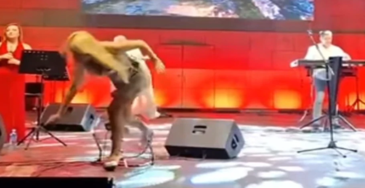 ŠOK! Naša pevačica umalo pala sa bine - publika u HAOSU!